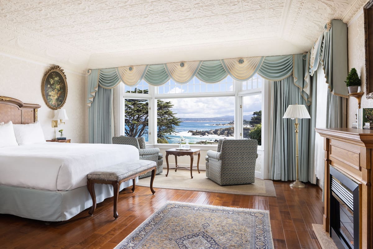 Superior Room, 1 King Bed, Fireplace, Sea View | Hypo-allergenic bedding, free WiFi, bed sheets