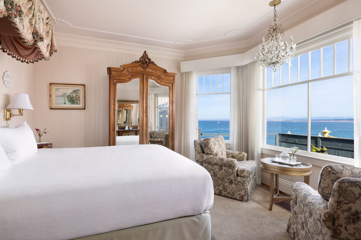 Deluxe Room, 1 King Bed, Partial Ocean View | Beach/ocean view