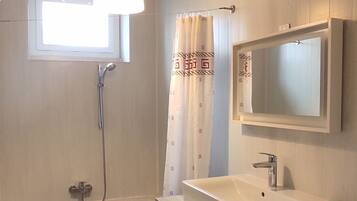 Badewanne, Haartrockner, Handtücher, Seife