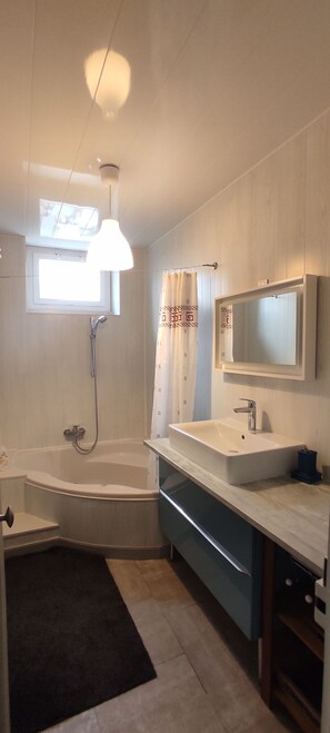 Badewanne, Haartrockner, Handtücher, Seife