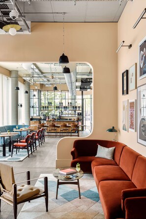 Lobby sitting area - Hyatt Centric Cambridge (Cambridge)