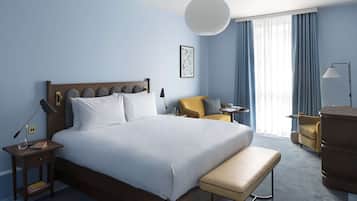 Chambre Deluxe, 1 très grand lit, vue cour intérieure | Coffres-forts dans les chambres, bureau, rideaux occultants