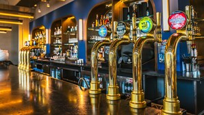 Un bar con varias griferías, cada una con el nombre de una cerveza.
