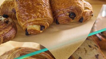 Diversos doces e pastelaria dispostos sobre uma mesa.