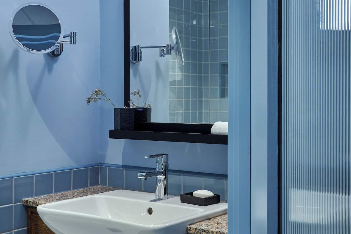 Room, 2 Single Beds, Courtyard View | Bathroom
