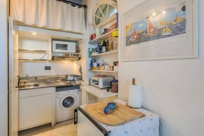 Frigorifero, microonde, forno, piano cottura