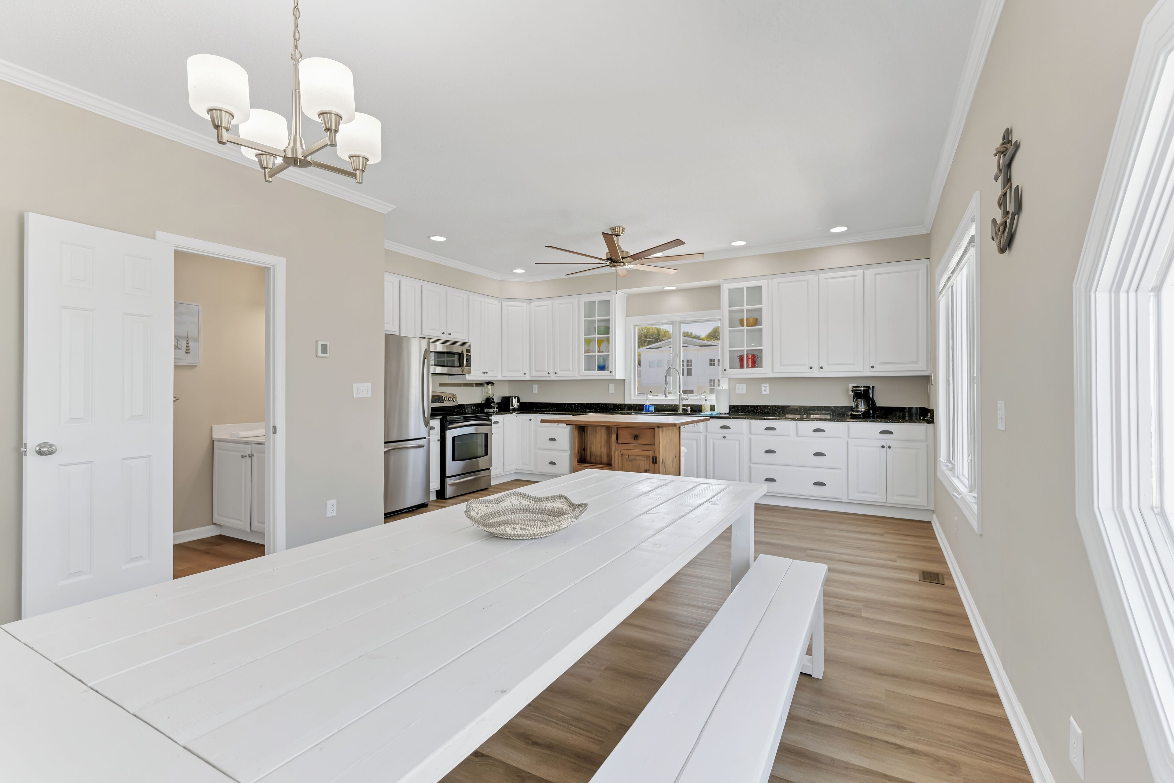 Jääkaappi, mikroaaltouuni, uuni, liesi