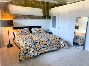 2 bedrooms, desk, iron/ironing board, travel cot