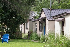 Property grounds - The Pine Marten ~ Easy access to Glacier National Park (Hungry Horse)