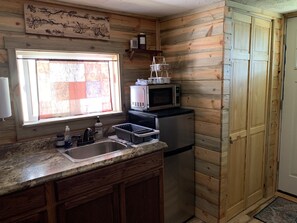 Fridge, microwave, stovetop, coffee/tea maker - The Pine Marten ~ Easy access to Glacier National Park (Hungry Horse)