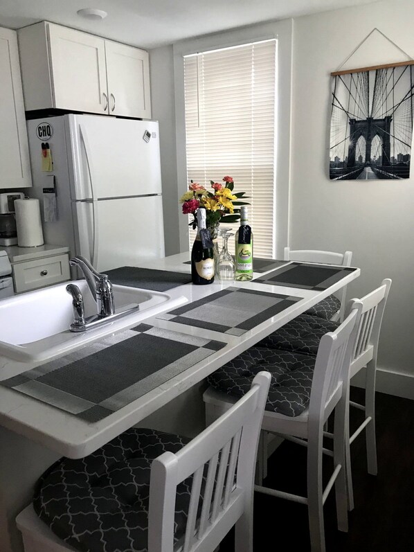 Réfrigérateur, four à micro-ondes, un four, surface de cuisson