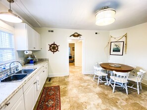 Dining - The Nauti Cottage - Historic Downtown Morehead - Walk to Waterfront attractions (Morehead City)