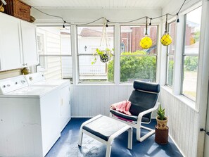 Interior - The Nauti Cottage - Historic Downtown Morehead - Walk to Waterfront attractions (Morehead City)