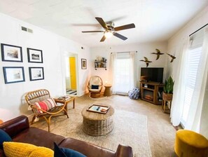 Smart TV, chimenea y libros 