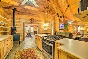 Games room - Quiet Cabin Retreat on 30 Acres Near Kentucky Lake (New Concord)