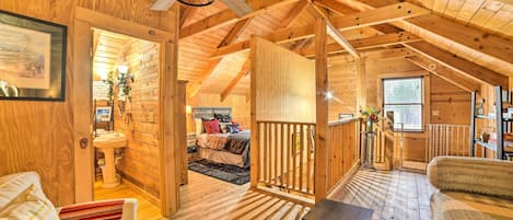 2 bedrooms, laptop workspace, internet, bed sheets