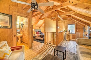 2 bedrooms, laptop workspace, Internet, bed sheets - Quiet Cabin Retreat on 30 Acres Near Kentucky Lake (New Concord)
