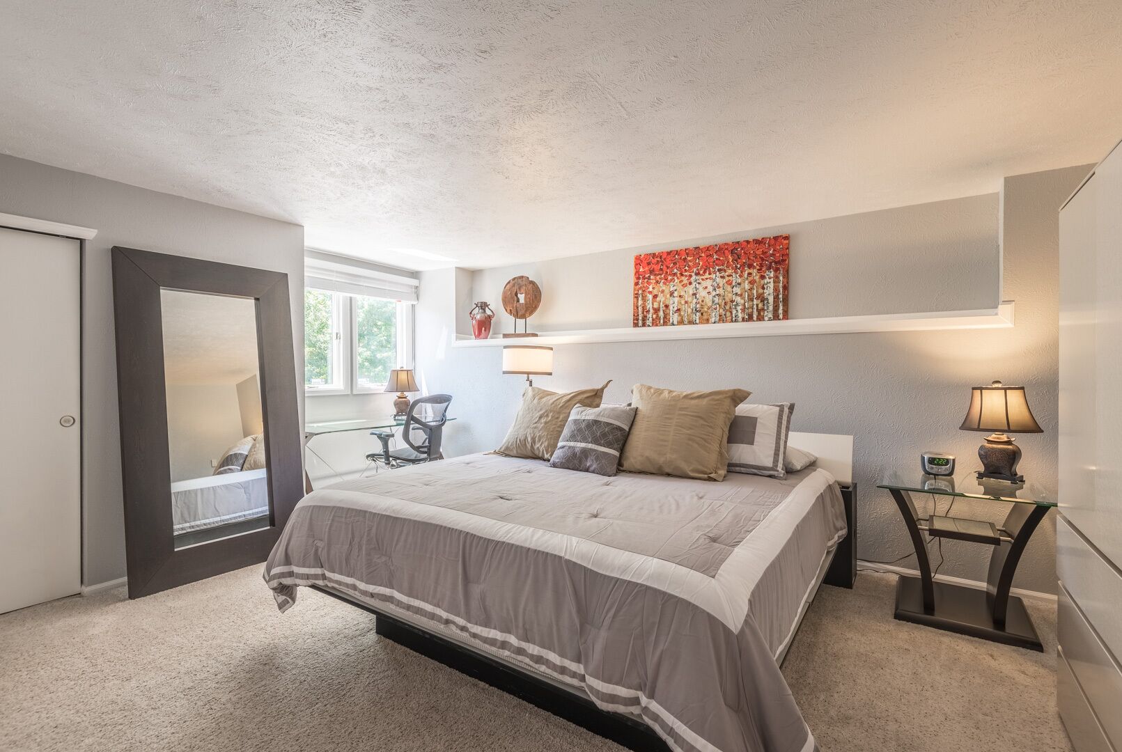 1 間睡房、房內夾萬、書桌、熨斗/熨衫板