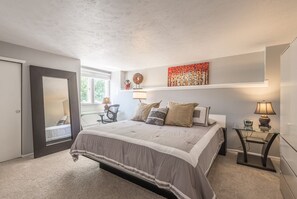 1 bedroom, in-room safe, desk, iron/ironing board - Fully stocked new apt, work from home + Free Parking! (Denver)