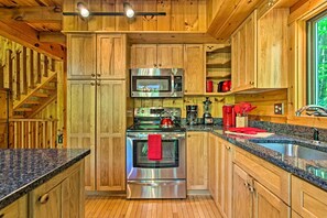 Een koelkast, een magnetron, een kookplaat