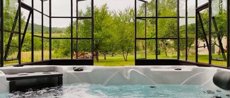 المنشأة من الداخل