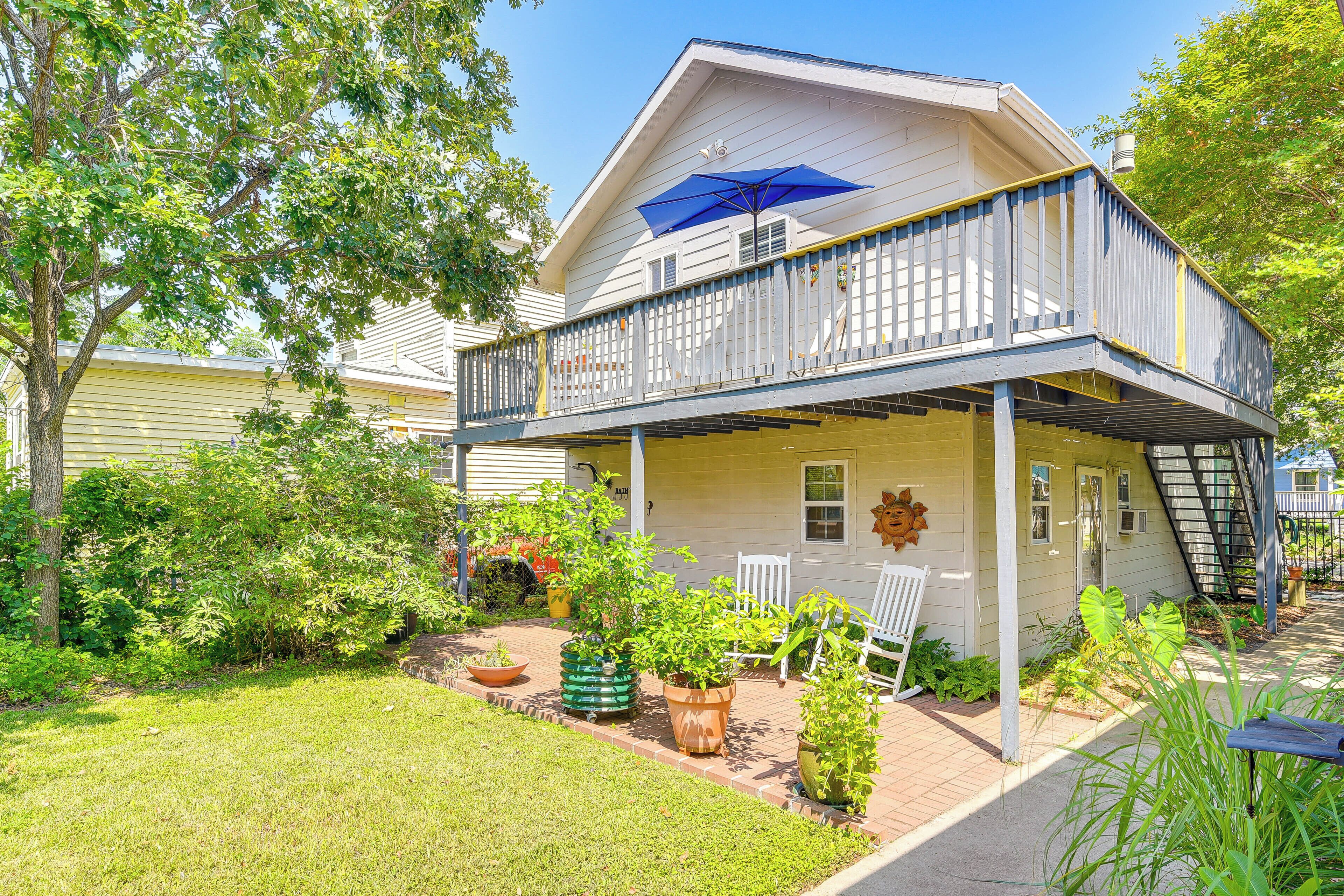Cozy Galveston Apartment w/ Private Beach Pass!