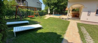 Vakantiehuis met zwembad en tuin douche