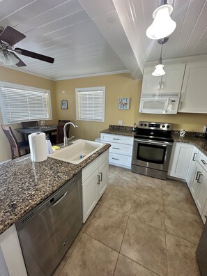 Kjøleskap, mikrobølgeovn, ovn og kokeplater