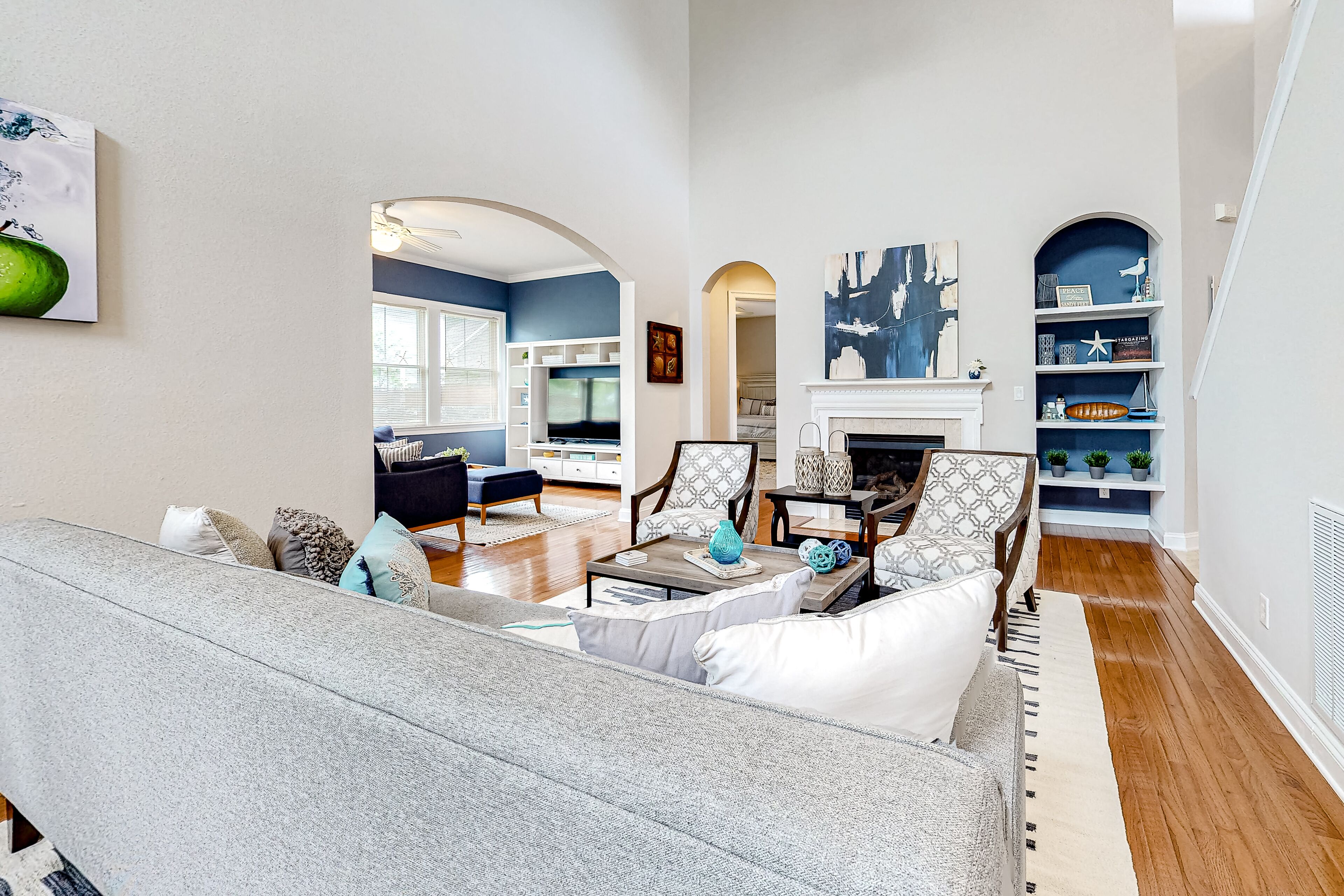 Televisión y chimenea 