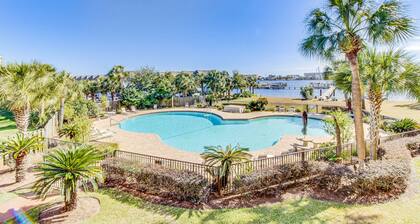 Second-floor studio with pool, high-speed WiFi, kitchenette & central AC