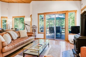 Televisión, chimenea, tenis de mesa y biblioteca musical 