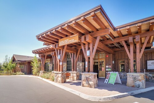 Serene mountain gem with large deck, forest views & grill