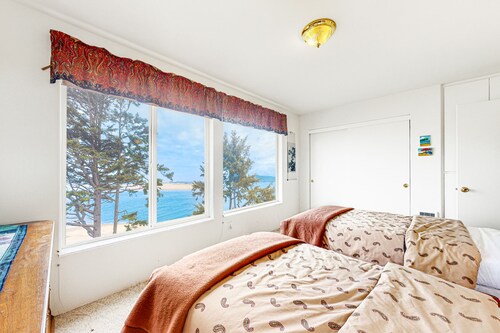 Dreamy coastal getaway with stunning ocean views, washer/dryer, free WiFi, cable