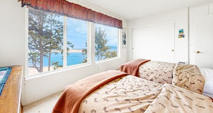 Dreamy coastal getaway with stunning ocean views, washer/dryer, free WiFi, cable