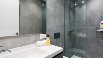 Een douche, een haardroger, handdoeken