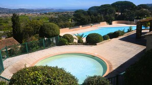 A swimming pool with a view of the sea and surrounding greenery. - Mazet for 6 people in a domain with pool and tennis court in Cogolin (COGOLIN)