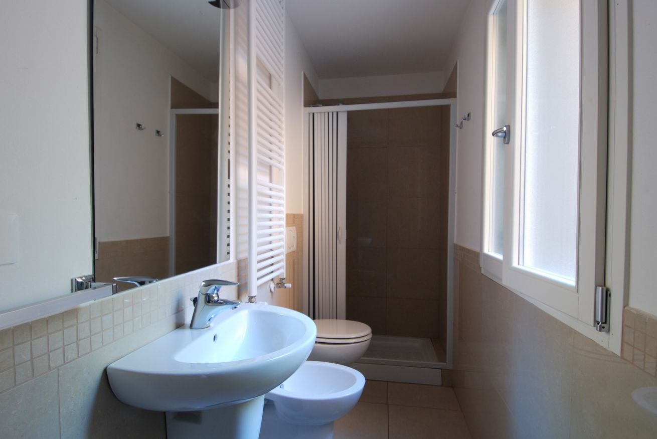 Dusche, Haartrockner, Bidet, Handtücher