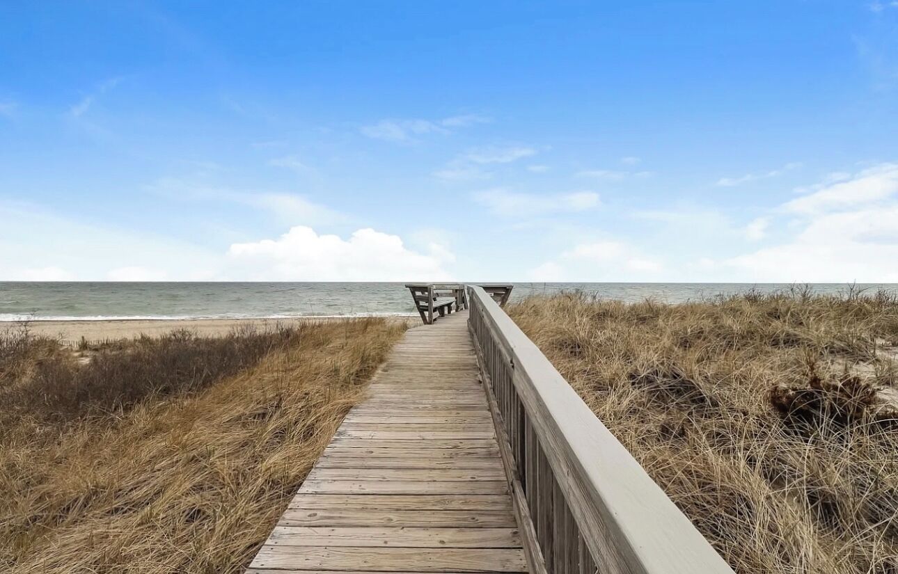 Vlak bij het strand, ligstoelen