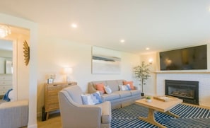 Smart TV, fireplace, table football - Walk to your Private Beach-  NEW AMENITIES!  Modern Coastal Charm Awaits you! (Sandwich)