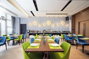 A modern dining area with a long table, multiple chairs, and a bar counter. - Hampton Apartments by Hilton Shenzhen Futian Mangrove Park (Shenzhen)