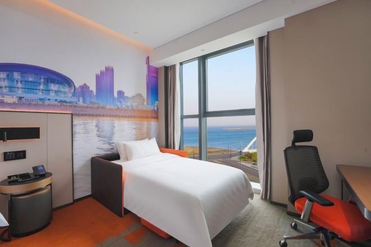 Huanyou Scenic Room with Family Sofa
