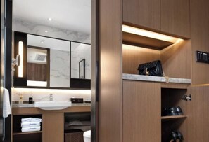 Une salle de bain moderne avec un lavabo en marbre, des meubles en bois et un miroir.