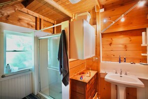 Shower - Just a 10 minute walk from the ferry and 5 minute walk to Lake Tashmoo (Vineyard Haven)