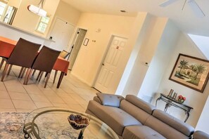 Smart TV, books - Beautiful lakeview townhouse near Disney  (Kissimmee)