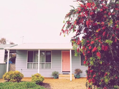 Cute Beach Shack located close to the Beach and Shops