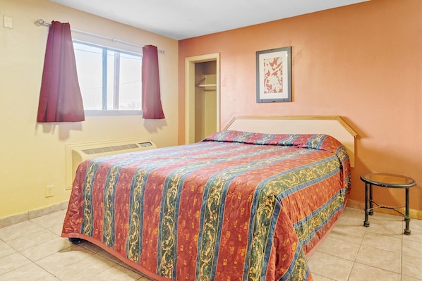 Room, 1 King Bed, Non Smoking | In-room safe, free WiFi, bed sheets - Relax Motel Grand Prairie Dallas I 30 (Grand Prairie)