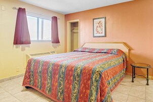 Room, 1 King Bed, Non Smoking | In-room safe, free WiFi, bed sheets