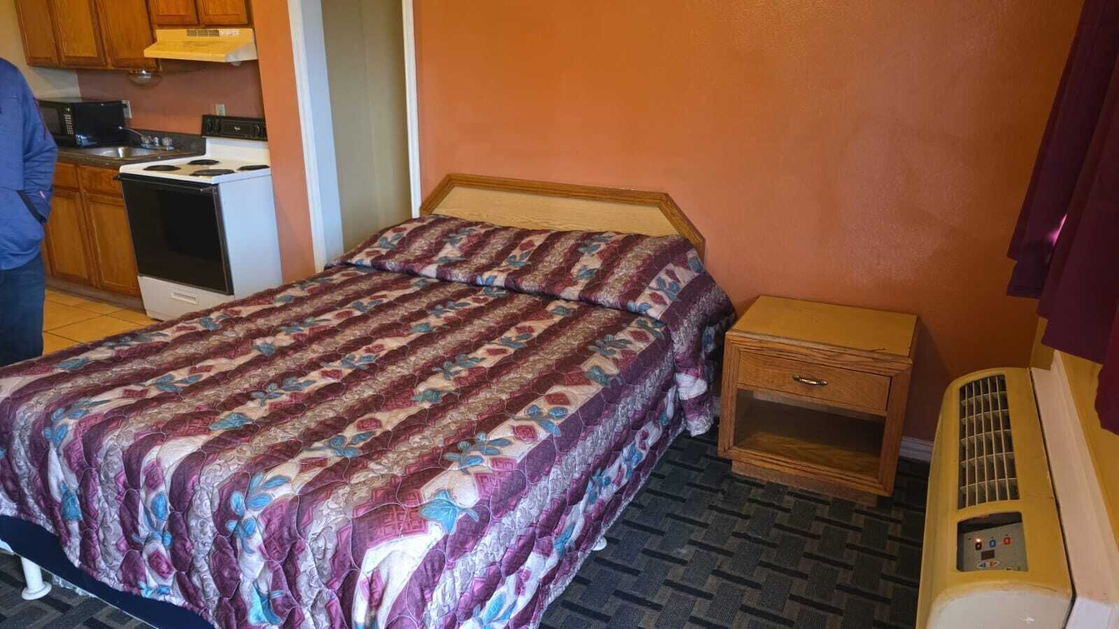 Room, 1 Queen Bed, Non Smoking, Kitchenette