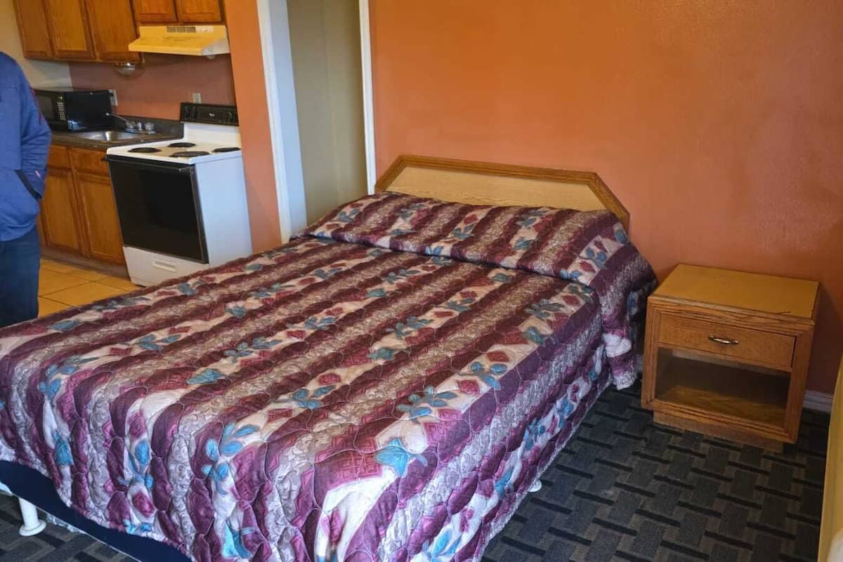 Room, 1 Queen Bed, Non Smoking, Kitchenette