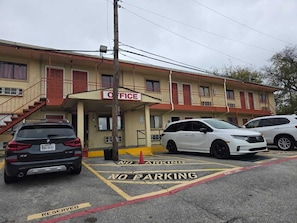 Property entrance - OYO Relax Motel (Grand Prairie)